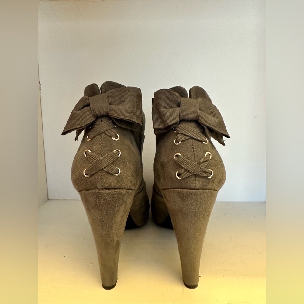 Guess, Size 8 1/2 Booties